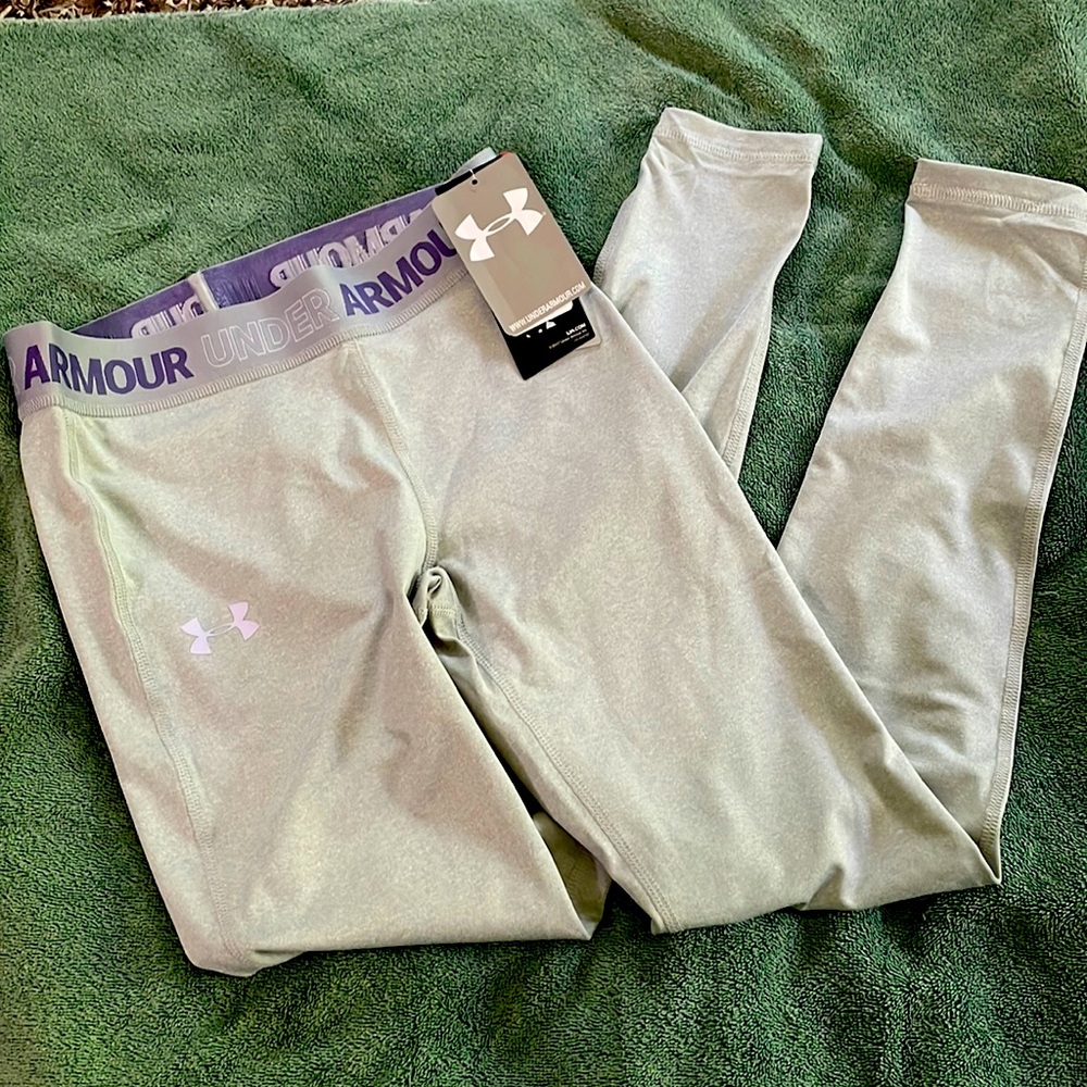 NWT - Under Armour Heat Gear Fitted Legging, Girls Youth Medium "Keeps you Cool"